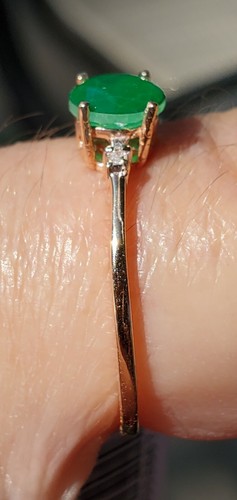 Anello in oro giallo massiccio 10 kt con smeraldo taglio tondo e diamanti - Foto 9 di 12