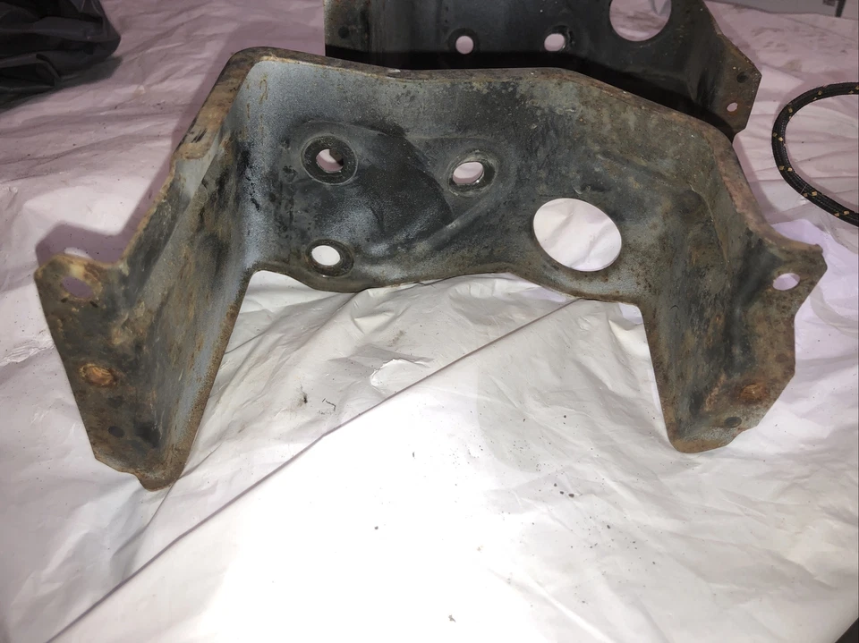 1990-1993 Eagle Talon fog light rusty metal bracket pair U3 Foto 3 de 4