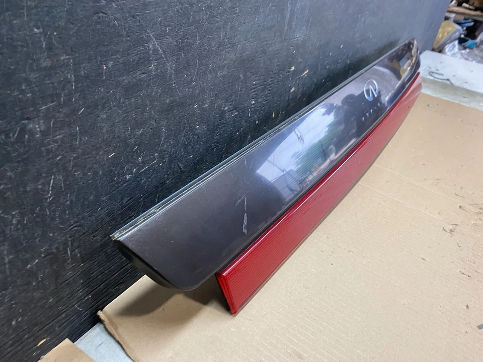 Luz trasera Infiniti Q45 1990-1993 maletero central tapa OEM Q2993 DG Foto 3 de 4