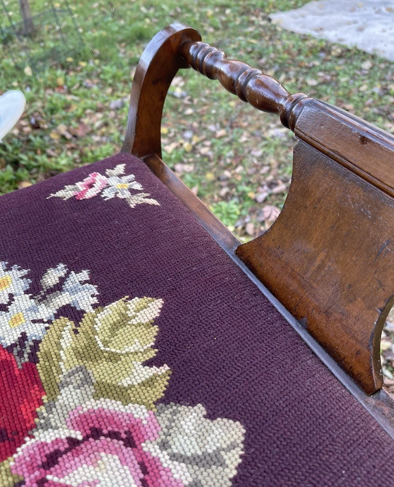 Antiguo taburete de piano de banco de madera con bordado floral y pátina envejecida! Foto 2 de 4