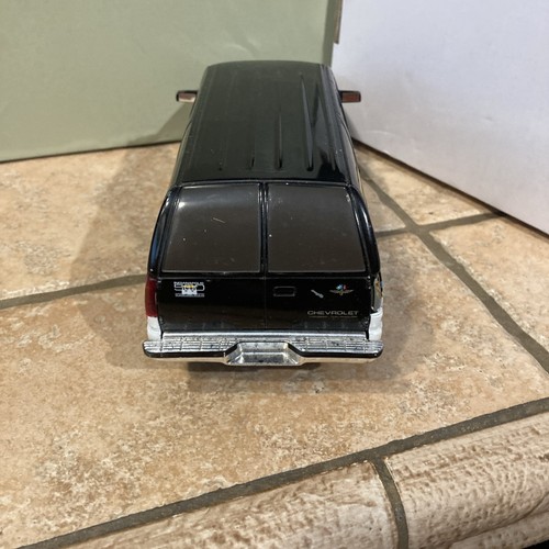 Brookfield Collectibles 1993 CHEVy SUBURBAN 1:24 SCALE diecast MODEL SUV Bank - Picture 4 of 8
