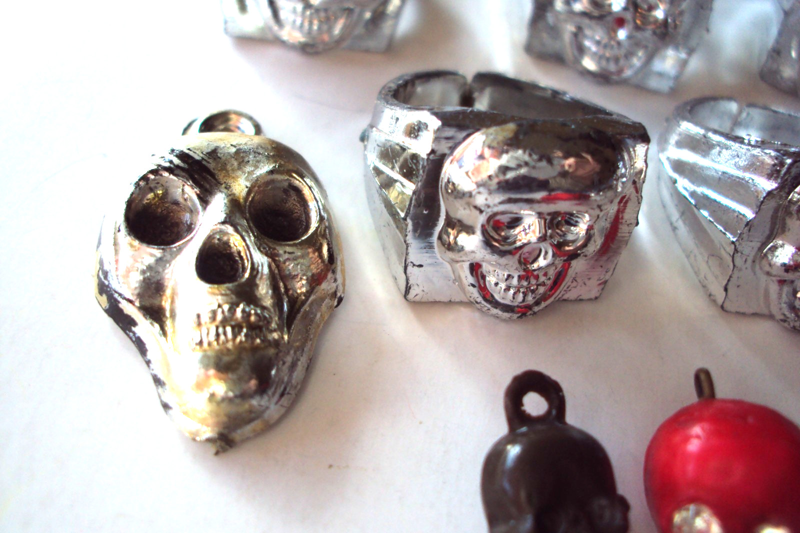 Vtg Gumball Charm Cracker Jack 60's HK SKULL RINGS & SKULLS  Vending  Prize toy