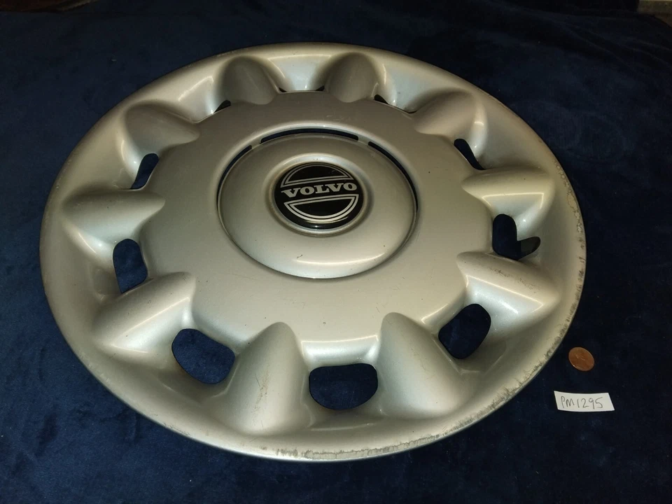 One Volvo 850, 940 and V70 hubcap 1994 1995 1996 1997 Foto 2 de 4