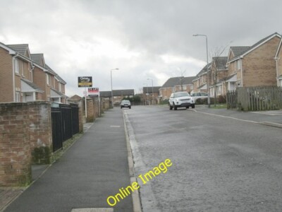 Foto 6x4 Weißdornweg - Kopfsteinpflasterfahrt Queensbury \/SE0930 um 2014