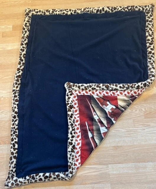 Cobertor de lã e chenille de futebol feito à mão. Ótimo para jogos de futebol de domingo - Imagem 4 de 4