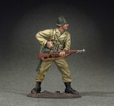 BRITAINS WORLD WAR 2 ALLIES 25198 U.S. ARMORED INFANTRYMAN REACHING FOR CLIP