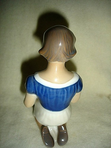 Adorable Bing and Grondahl Girl giving treat to a Puppy #2310 Porcelain figurine - Picture 4 of 8