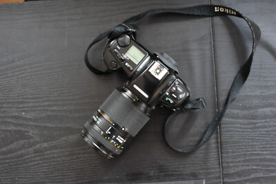 Nikon F-801 mit Zoomobjektiv AF Nikkor 35-135m