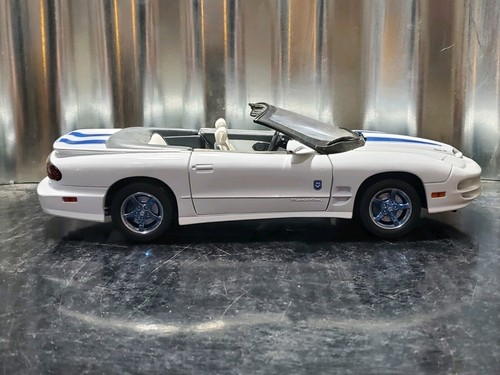 Road Signature 1999 Pontiac Firebird Trans Am Barn Find 1:18 Scale Diecast Car - Picture 6 of 14