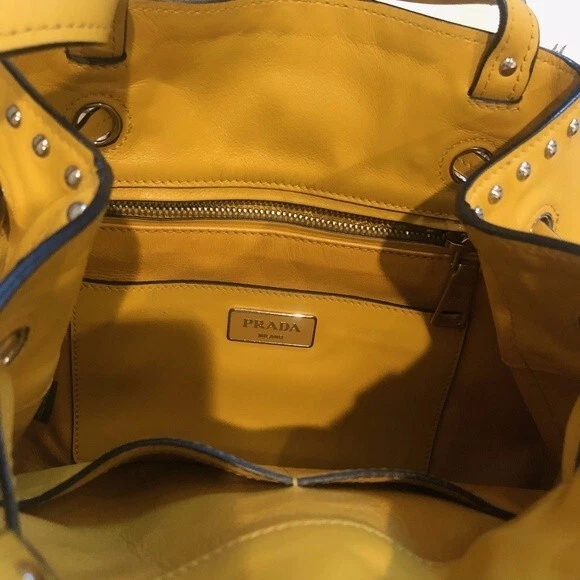 Кожаная сумка-ведро prada на шнурке с заклепками и кисточками СНИЖЕННАЯ ЦЕНА от $1210 - Изображение 3 из 4