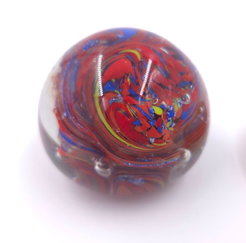 2 Vintage MCM Kunst Glas Briefbeschwerer mundgeblasen mehrfarbig Wirbel & Flecken - Bild 2 von 5