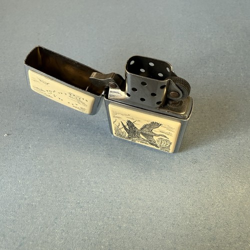 Lotto 2 Zippo Scrimshaw – Ducks 2005 + Lighthouse 2003 Originali USA - Foto 4 di 7
