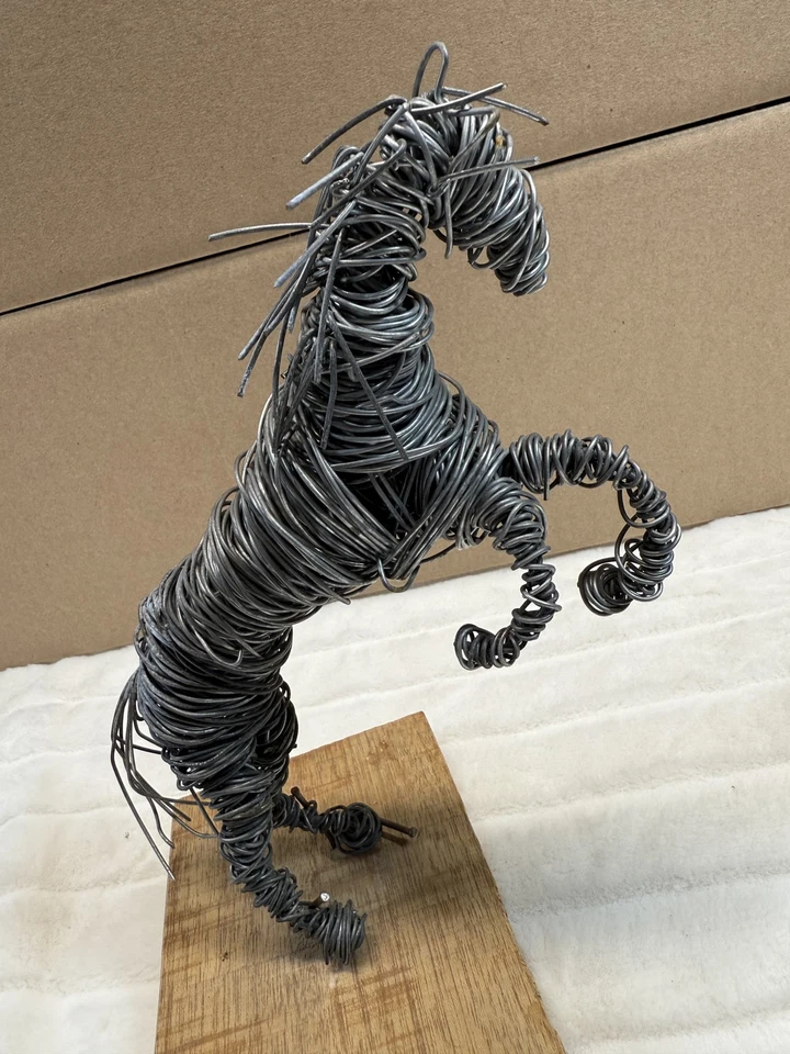 Escultura de caballo de alambre hecha a mano arte en metal estatua equina decoración rústica única de colección Foto 2 de 4