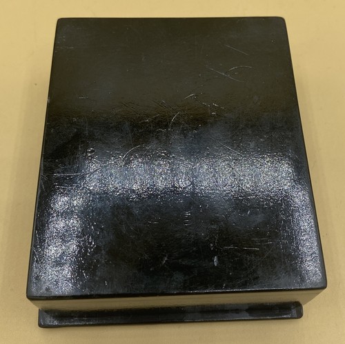 Caja de retrato de dama joven lacada vintage 4 1/4" X 3-3/4” X 2 acabado agrietado superior - Imagen 4 de 4