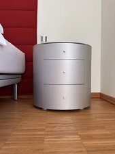 Nachttisch Kommode Oval aus Vollholz mit mattgebürsteter Aluminiumverkleidung