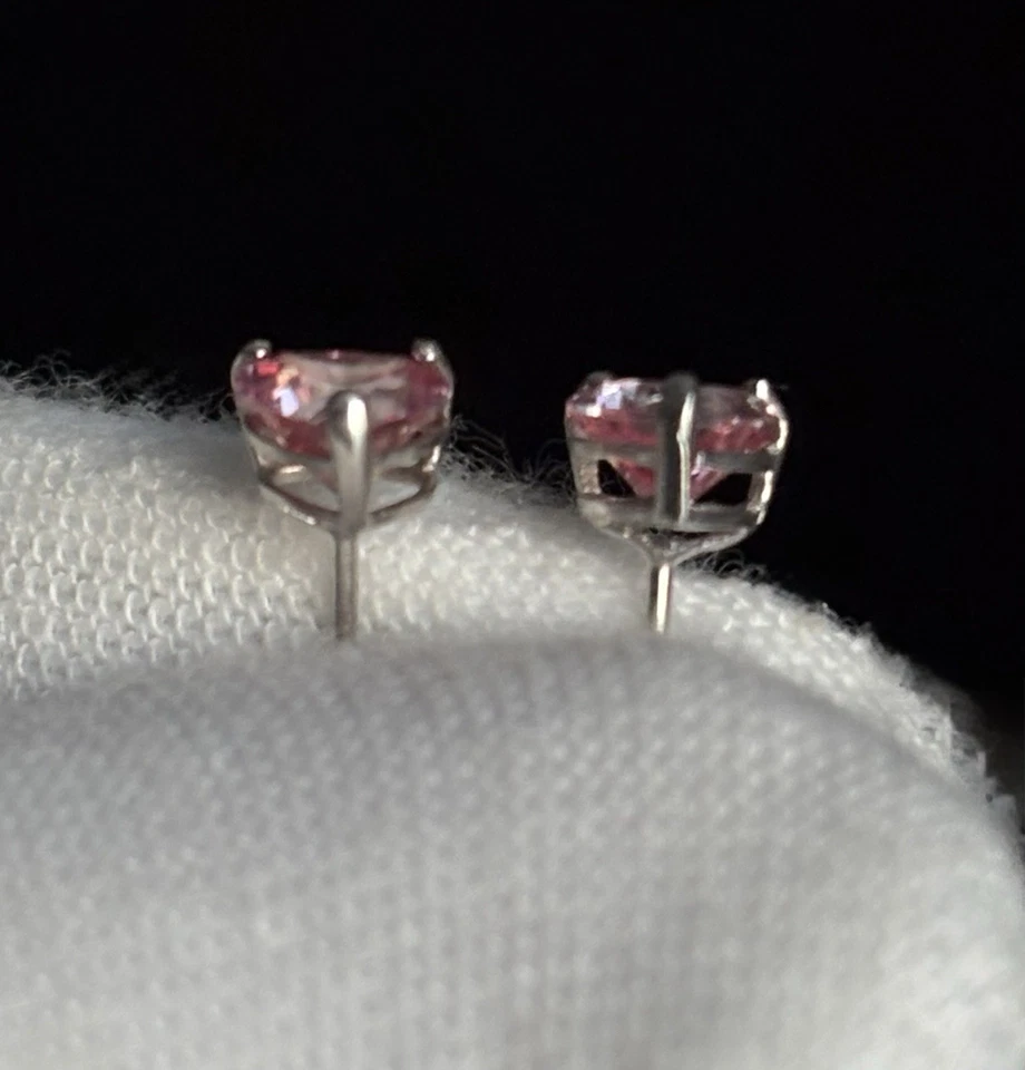 Brincos de ouro branco 10k sólido com zircônia cúbica rosa em forma de coração - Imagem 3 de 4