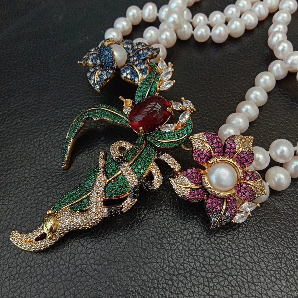 Collar colgante de pavé de circonitas cúbicas de perlas blancas cultivadas de 3 hilos Foto 4 de 4