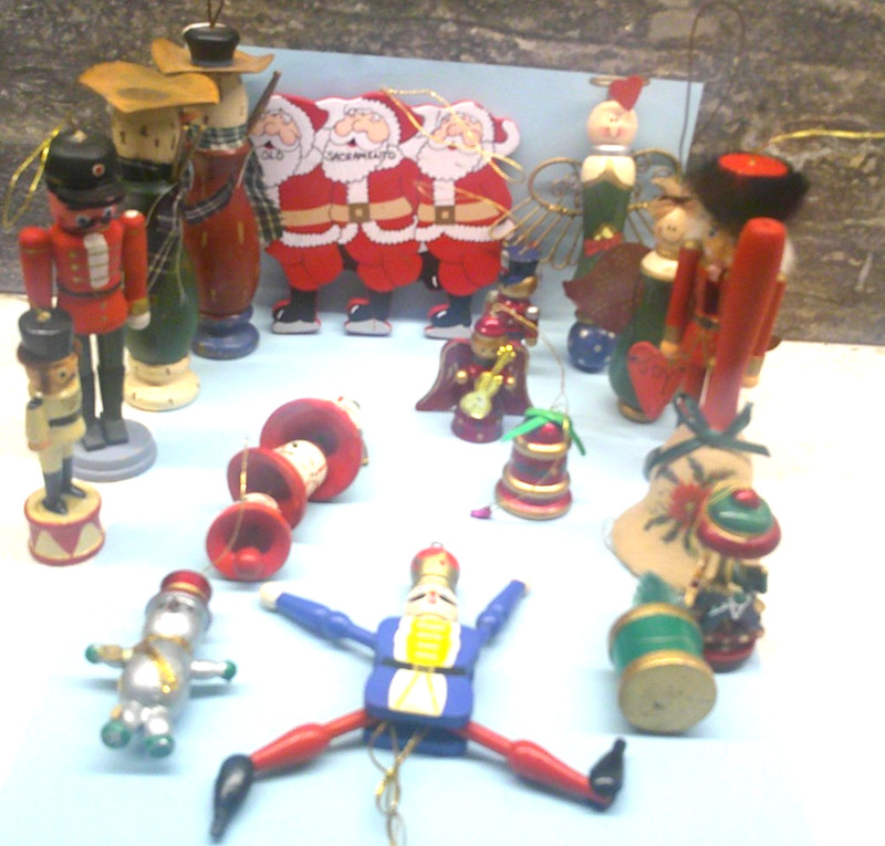 Vtg Lot Of 17 Wooden Christmas/Holiday Ornaments:Figuŕines:Bells Soldiers:Santa