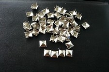 Ziernieten - Pyramidenförmig--36 Stück--8x8mm - Höhe 3,2 mm -- 4 Stifte a. 5mm