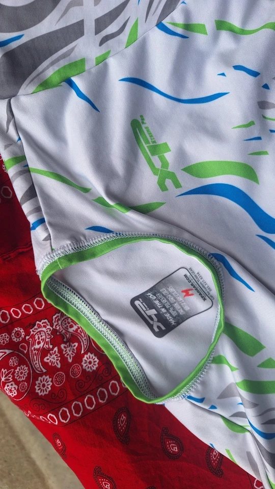  Rash Guard Juego de dos (2) calavera blanca, verde, azul y Preditor ambas talla med Foto 3 de 4