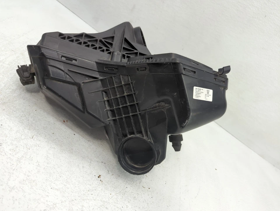 Трубка впускного шланга воздухоочистителя 2010-2012 Audi A5 AU05D - Изображение 2 из 4