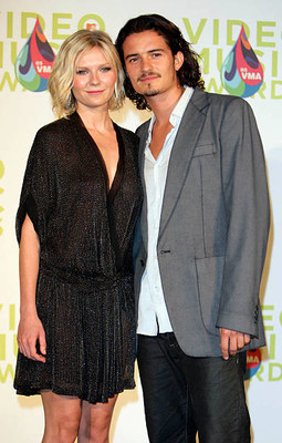 Kirsten Dunst Orlando Bloom pose in the press room 2005 MTV Video - Old Photo 2