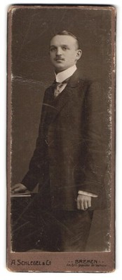 Fotografie A. Schlegel & Co., Bremen, Am Brill, Portrait Herr im karierten Anzu 