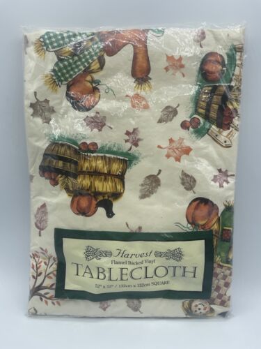Harvest Vinyl-Tischdecke mit Flanellrücken 52” x 52” Quadratische Größe Herbst Vogelscheuche