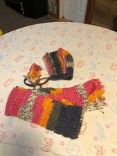 A gorgeous hat and scarf .