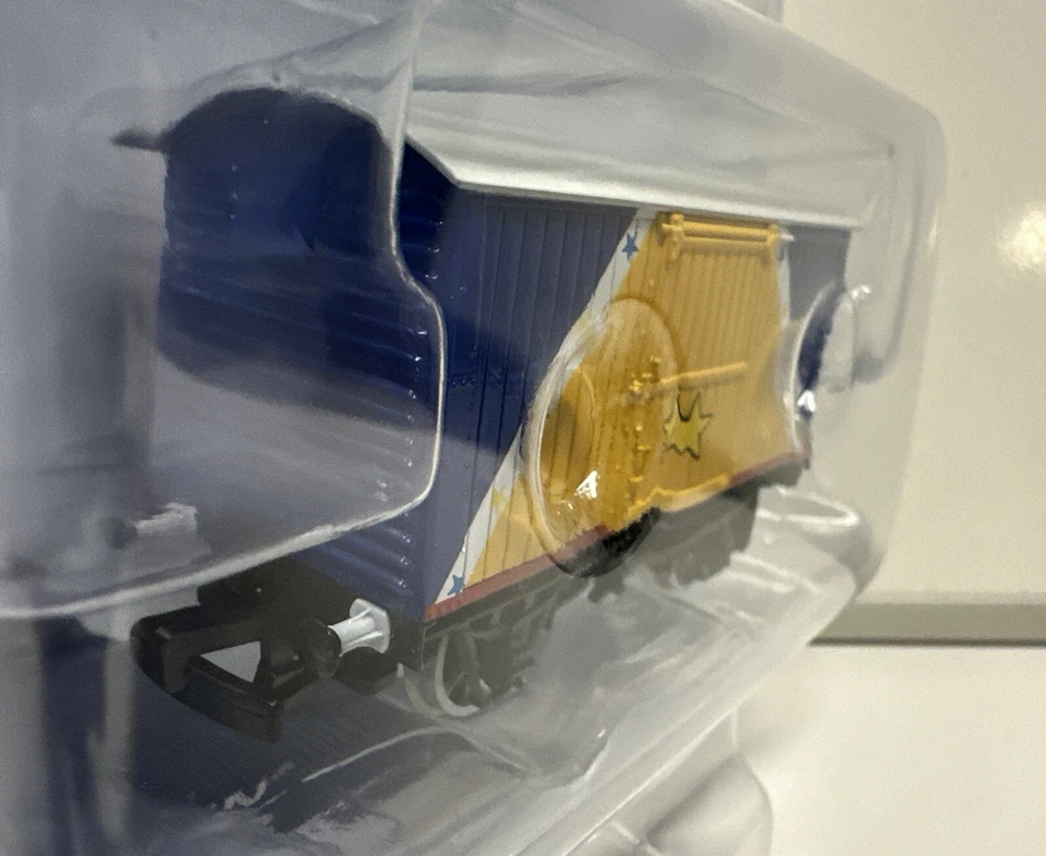 Bachmann HO Scale Thomas & Friends Funfair Blue 12 Ton Box Van #77413 - Image 4 of 4