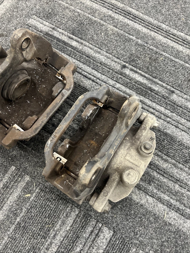 Pinza de freno trasera GM para Silverado 1500 Tahoe Yukon lado izquierdo del conductor OEM Foto 3 de 4