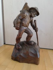 Holzfigur Bergbauer mit Stock und Kraxe geschnitzt