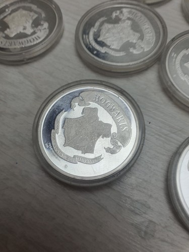 Colección Harry Potter 10 monedas plateadas de colección HOGWARTS TM y Warner Bros - Imagen 8 de 10
