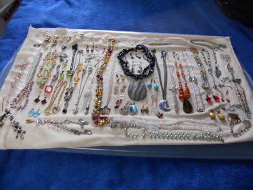 over 60 pcs - necklaces - Bracelets - earrings   jewelry lot - Picture 1 of 4