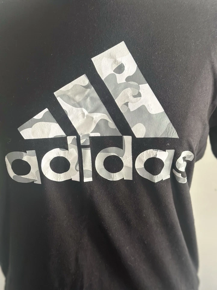 Camiseta Adidas para niños color negro con gris y blanco en el logotipo y palabras de Adidas Foto 2 de 4