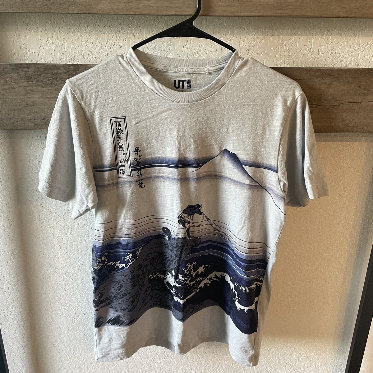 Uniqlo UT Hokusai Blue Wave Fishermen Mount Fuji Textured Cotton T-shirt  Size S
