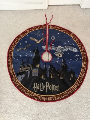 Harry Potter  - Hallmark - Hogwarts Light-Up Tree Skirt - includes Power cord