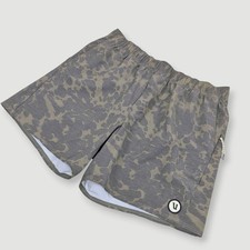 Vuori Cape Shorts Mens Medium Green Tortoise Print Active Athleisure Workout