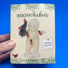 NIB 2018 Snowbabies "Lighting the Tree" Figurine Dept 56 #6003296 MSRP $24 READ