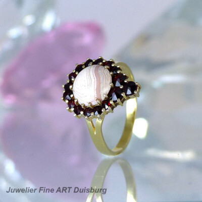 585 Yellow Gold Ring with 1 White Amethyst and 16 Natural Garnets