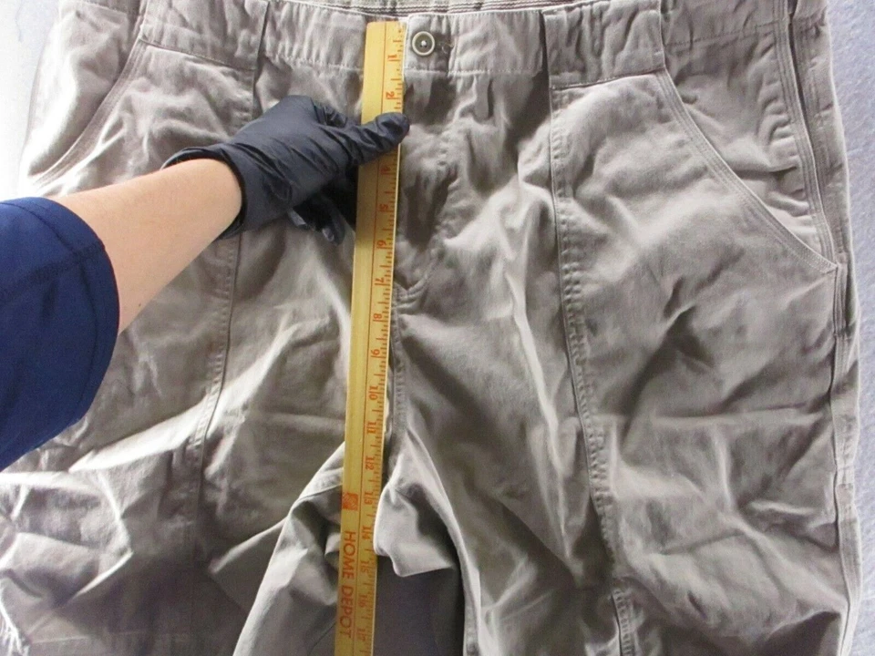 Pantalones cortos Kirkland Signature beige caqui frente plano para hombre talla 42 Foto 3 de 4