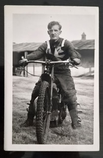 OLIVER HART (Bradford) b/w posed photo ORIGINALLY SIGNED to Reverse!