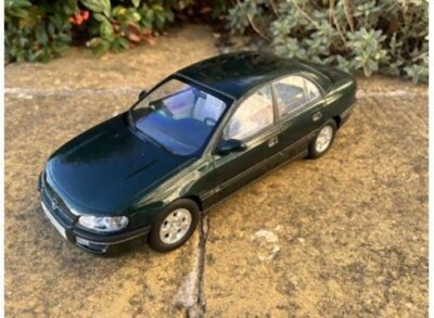 Triple 1800433 Opel Omega B polar jungle green 1996 Triple9 1/18