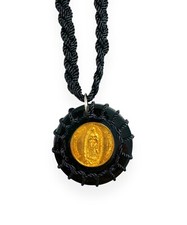 Collar Escapulario Redondo Negro Madera Nuestra Señora de Guadalupe Chapado en Oro Dije
