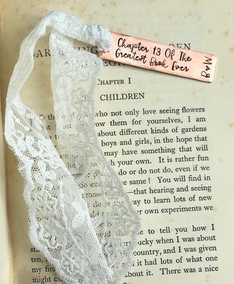 13 CHAPTERS WEDDING ANNIVERSARY TRADITIONAL LACE GIFT BOOKMARK PERSONALISED - Imagen 1 de 3