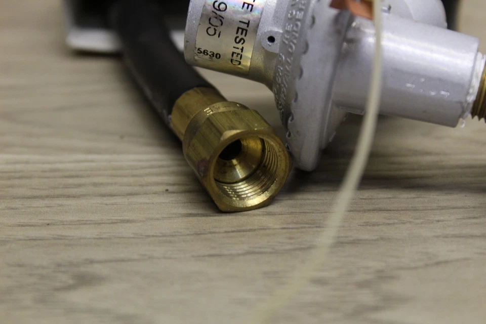 GrillPro 24 pulgadas Manguera y regulador de PVC LP GrillPro 80012 Foto 4 de 4