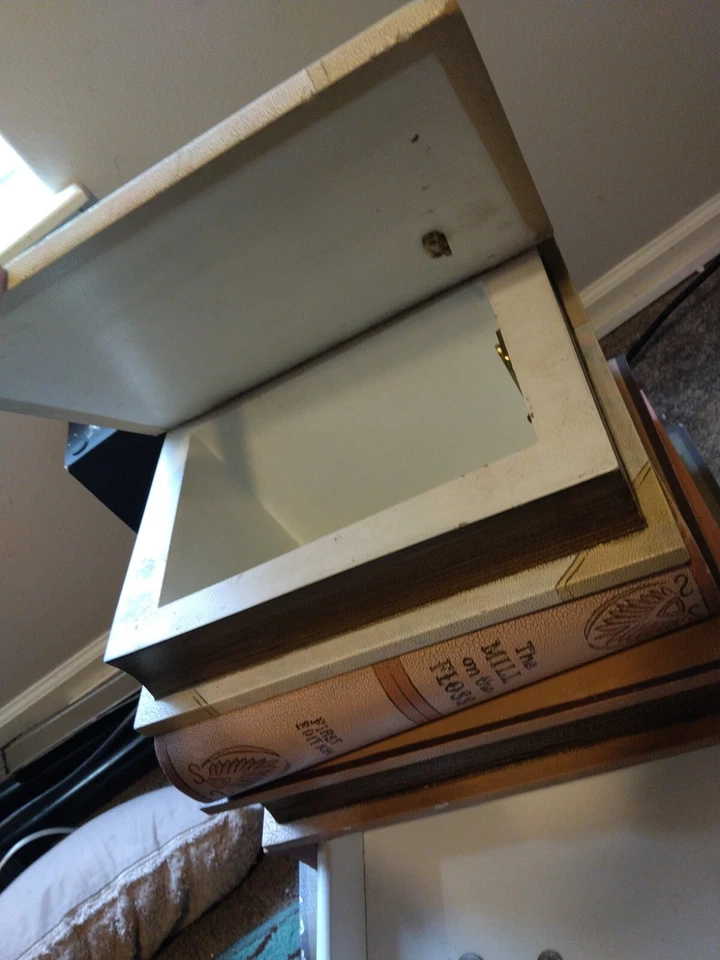 Старинный торцевой стол MAITLAND SMITH выглядит как стопка книг имеет 2 места для хранения - Изображение 4 из 4