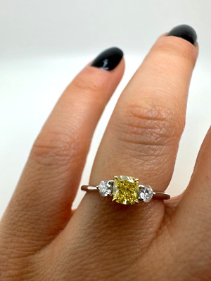 PLATINUM YELLOW CUSHION CUT TRILOGY DIAMOND RING 0.59 DIA *GG165