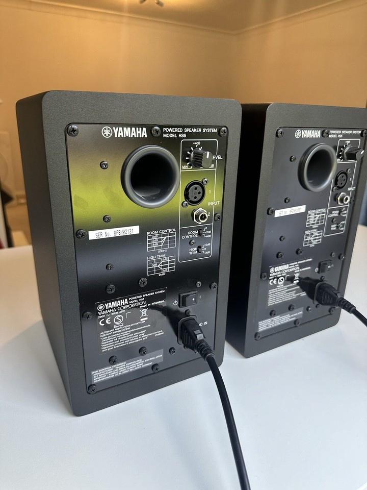 Yamaha HS5 Powered Studio Monitor Speakers (Pair) Black 4957812532945