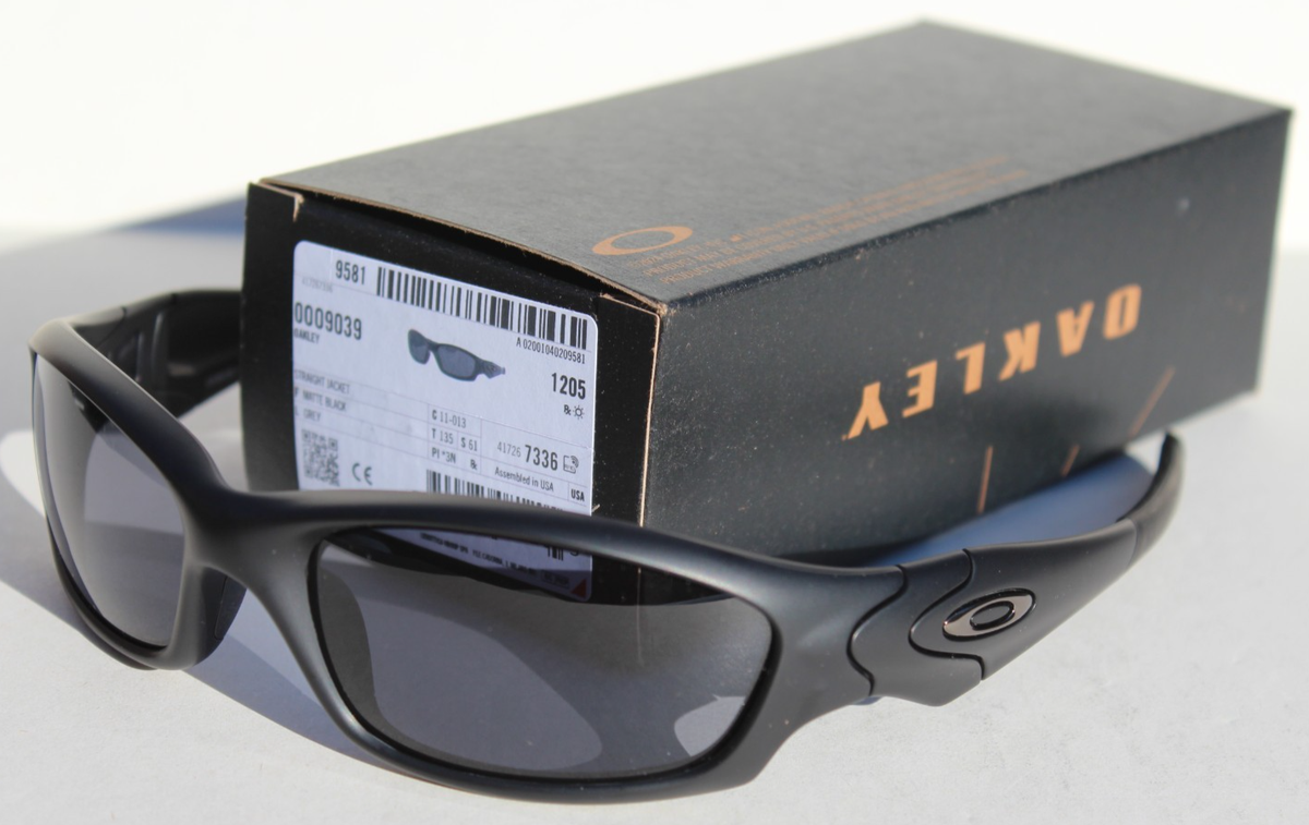 OAKLEY Straight Jacket Sunglasses Matte Black/Grey NEW OO9039 11